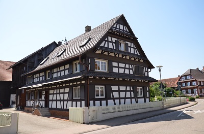Schmuckes 2-Familien-Fachwerkhaus mit großem Schopf und Stall in Willstätt-Hesselhurst